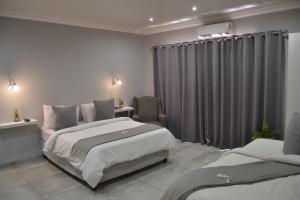 Llit o llits en una habitació de African Sands Guesthouse LOAD SHEDDING FREE