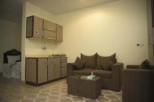 אזור ישיבה ב-Al Eairy Apartment-Alqaseem 4