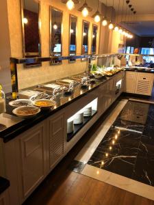 Thermal Saray Hotel & Spa Yalova في غوكْتْشيديري: مطبخ مع كونتر عليه طعام
