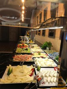 una línea de buffet con muchos tipos diferentes de comida en Thermal Saray Hotel & Spa Yalova, en Gokcedere