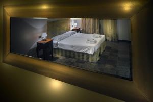 ein Spiegelreflex aus einem Schlafzimmer mit einem Bett in der Unterkunft Agriturismo Le Case Di Campagna in Dossobuono