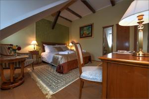 1 dormitorio con 1 cama y escritorio con escritorio en Hotel Dvorac Jurjevec, en Lekenik