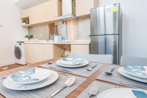 A cozinha ou cozinha compacta de ClubHouse Residences Elm Attic Studio Suites (Staycation Approved)