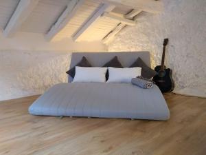 Un dormitorio con una cama azul y una guitarra en Amets house, en Bilbao