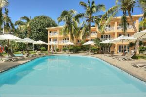 una grande piscina di fronte a un hotel di Cocotiers Hotel - Rodrigues a Rodrigues Island