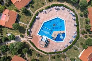 Bazén v ubytování Holiday Centre Bi village nebo v jeho okolí