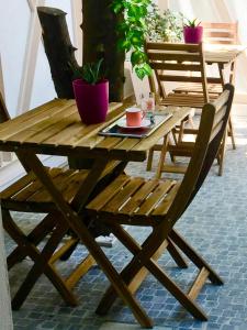 イズミールにあるHotel Balcaの木製テーブルと椅子