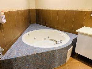 Kylpyhuone majoituspaikassa Kaishen Sinsu Hotel