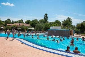Bazén v ubytování Holiday Centre Bi village nebo v jeho okolí
