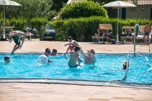 Bazén v ubytování Holiday Centre Bi village nebo v jeho okolí