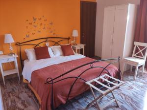 ローマにあるB&B Isolatiberinaのベッドルーム1室(ベッド1台、テーブル2台、椅子付)