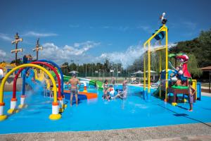 eine Gruppe von Menschen, die in einem Wasserpark spielen in der Unterkunft Holiday Centre Bi village in Fažana