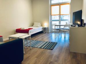 ルブリンにある#VisitLublin Apartments Premium Wschodniaのベッド、テーブル、椅子が備わる客室です。