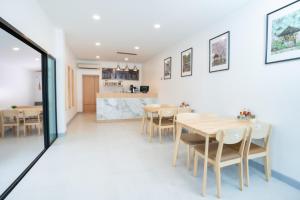 - une salle à manger avec une table et des chaises dans l'établissement Meesuk ChiangRai Hotel, SHA Certified, à Chiang Rai