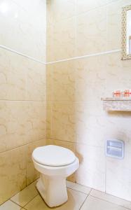 een badkamer met een toilet en een wastafel bij Hotel Macuco in Sao Paulo