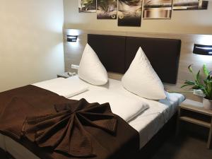 Postel nebo postele na pokoji v ubytování Hotel Glinde