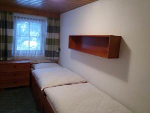 Łóżko lub łóżka w pokoju w obiekcie Gästeheim Pötscher