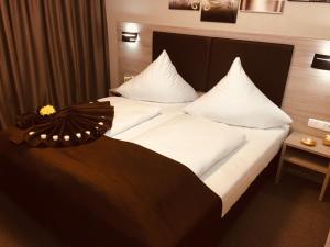 Ein Bett oder Betten in einem Zimmer der Unterkunft Hotel Glinde