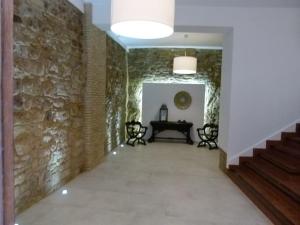 un pasillo con una pared de piedra y una mesa en Casa rural Villanueva, en Mora de Rubielos