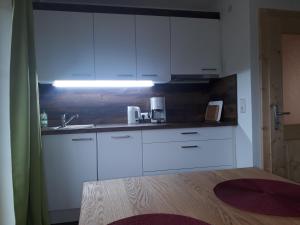 Kuchyň nebo kuchyňský kout v ubytování Ferienwohnung Stubenböck