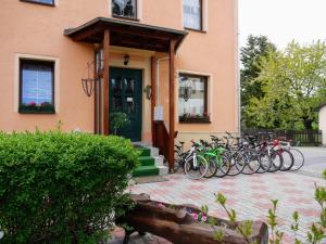 um grupo de bicicletas estacionadas fora de uma casa em Familien-Ferienwohnung Haustein em Königswalde