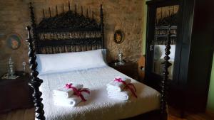 1 dormitorio con 1 cama con 2 toallas en Dorinda, en Arganza