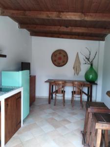 een keuken en eetkamer met een tafel en stoelen bij Villa La Rucchetta Alghero in Alghero