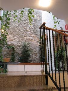 una escalera con una pared de piedra con macetas en Apartments Ca la Victoria, en La Vilella Baixa