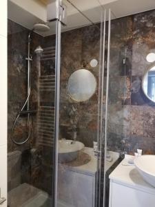 a bathroom with a shower and a sink at Chalet O Amorzinho Sintra Praia in Sintra