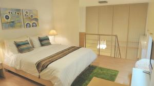 1 dormitorio con 1 cama grande en una habitación en Duplex 21 Apartment, en Bangkok