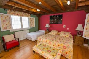 A bed or beds in a room at Hotel Rural Casa Xusto