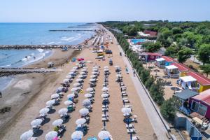 an overhead view of a beach with umbrellas at Villaggio San Francesco in Duna Verde