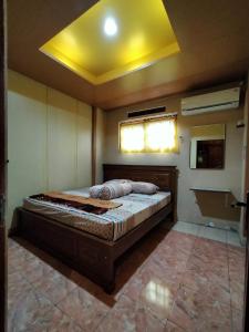 Tempat tidur dalam kamar di Jati Classic Homestay