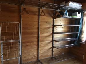 Palanda nebo palandy na pokoji v ubytování Räkkipirtti