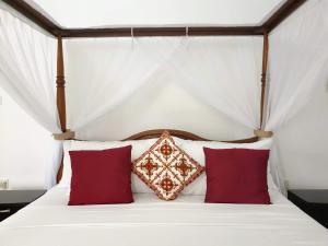 En eller flere senge i et værelse på Villa Oman