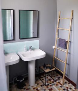 La salle de bains est pourvue de 2 lavabos et de 2 miroirs. dans l'établissement MARA RIVIERE La Jaille Yvon, à La Jaille-Yvon