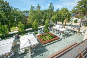 策提涅的住宿－Hotel Gradska Cetinje，享有庭院的顶部景色,配有桌子和遮阳伞