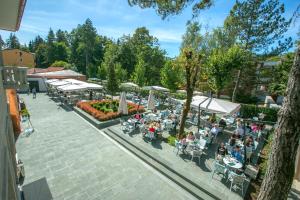 - une vue sur la terrasse avec des tables dans l'établissement Hotel Gradska Cetinje, à Cetinje