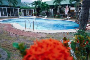 basen z fontanną na dziedzińcu w obiekcie La Solana Suites and Resorts by Cocotel w mieście Puerto Galera