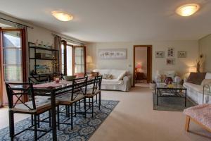 sala de estar con mesa, sillas y sofá en Rosat 13 en Chateau-d'Oex