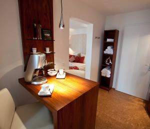 una cocina con cafetera en una encimera de madera en Hotel Rheinpark Rees, en Rees