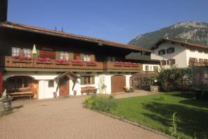 a building with flowers on the balcony of it at Ferienwohnungen Gastager in Ruhpolding