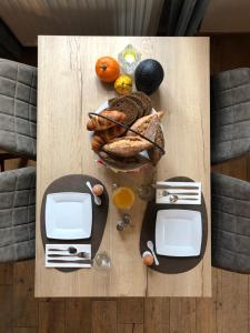 une table avec une plaque de nourriture dans l'établissement Mert 5, à Beesel