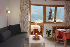 ein Wohnzimmer mit einem Sofa und einem Tisch in der Unterkunft Landhaus Dangl in Fliess