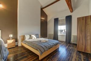 una camera con un grande letto e una finestra di Manchesters Ultimate House - Hot tub - Sleeps 23! a Manchester