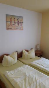 Postel nebo postele na pokoji v ubytování Hotel Rosengarten Leipzig-Naunhof