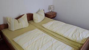 Postel nebo postele na pokoji v ubytování Hotel Rosengarten Leipzig-Naunhof