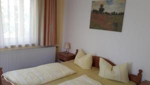 Postel nebo postele na pokoji v ubytování Hotel Rosengarten Leipzig-Naunhof