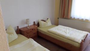 Postel nebo postele na pokoji v ubytování Hotel Rosengarten Leipzig-Naunhof