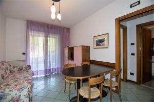 ein Wohnzimmer mit einem Tisch und einem Sofa in der Unterkunft Appartamento Mediterraneo in San Benedetto del Tronto
